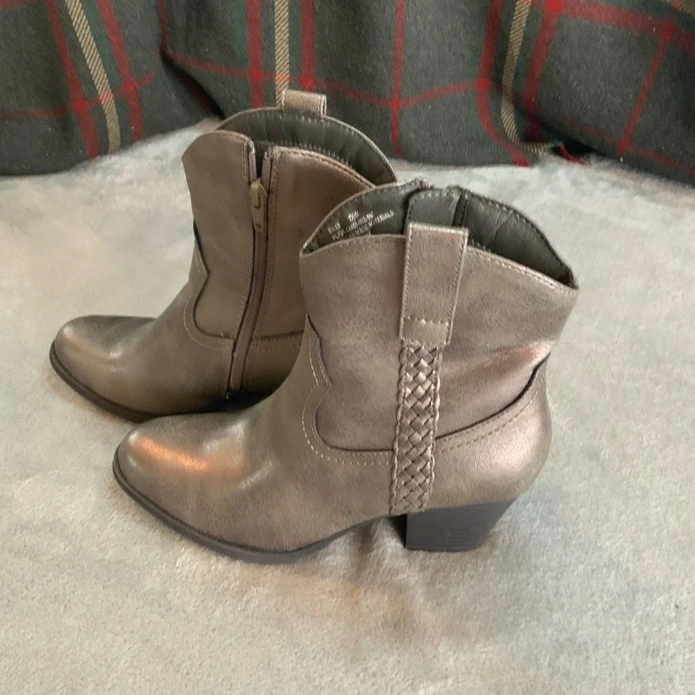 Frye and Co Womens Metallic Pewter Western Ankle Boots Braided Detail Size 7.5M